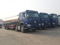 中国重汽豪沃8x4重型油罐车、燃油罐车、25M3输油罐车